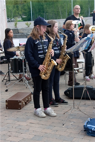 Marie og Silje på sax